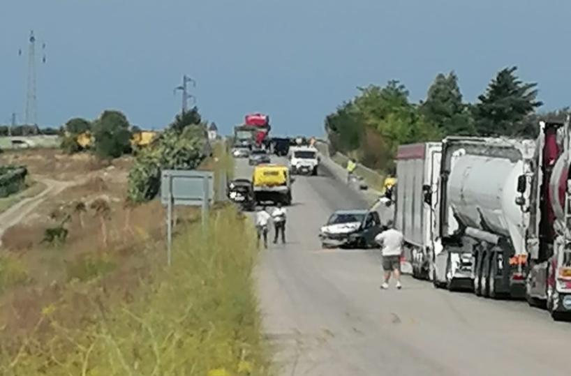 Incidente tra Canosa e Cerignola, più mezzi coinvolti, traffico compromesso