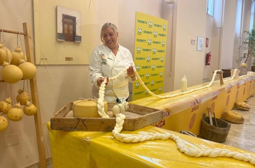 Bari, ecco la treccia fiordilatte doc più lunga al mondo contro il caro bollette