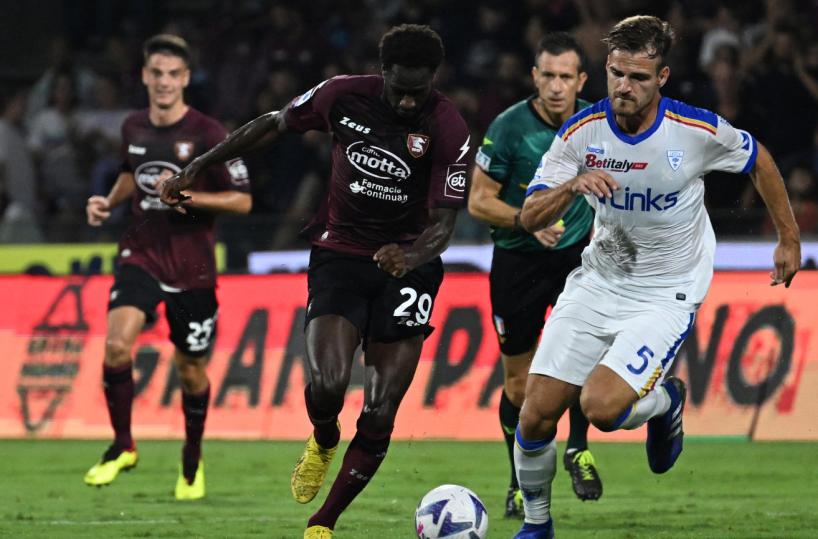 Tifosi del Lecce in trasferta finiscono in un bar di ultras della Salernitana: botte, un arresto