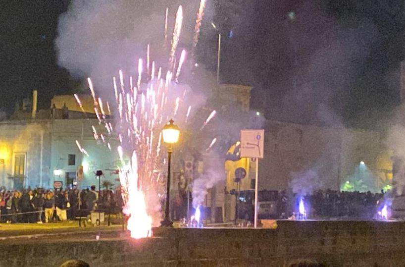 Tragedia sfiorata a Copertino: 3 persone ustionate dai fuochi d’artificio