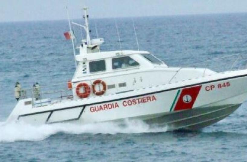 Due diportisti e un surfista salvati dalla Gurdia Costiera nelle acque della Bat