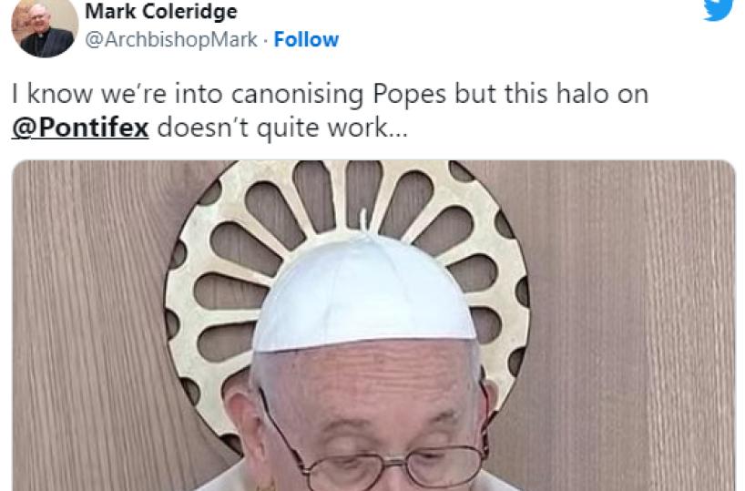 Papa, effetto «aureola» a Matera: scattano le battute sui social