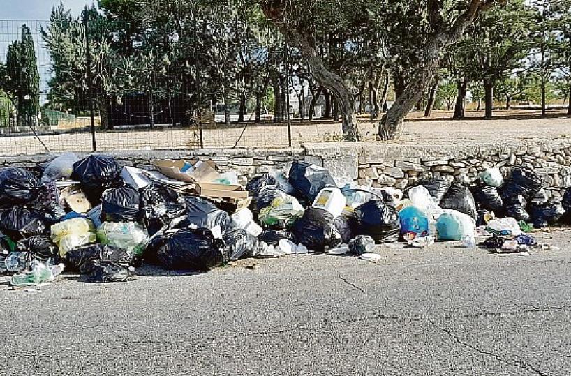 Comuli di rifiuti lungo le strade