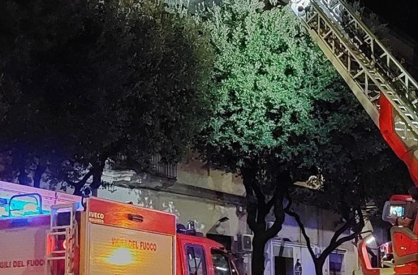 Lecce, gazebo vola per colpa del vento: intervengono i vigili del fuoco