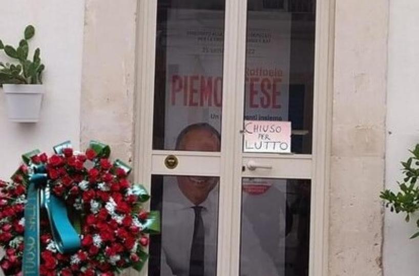 Mattinata, manifesti a lutto per il Pd
