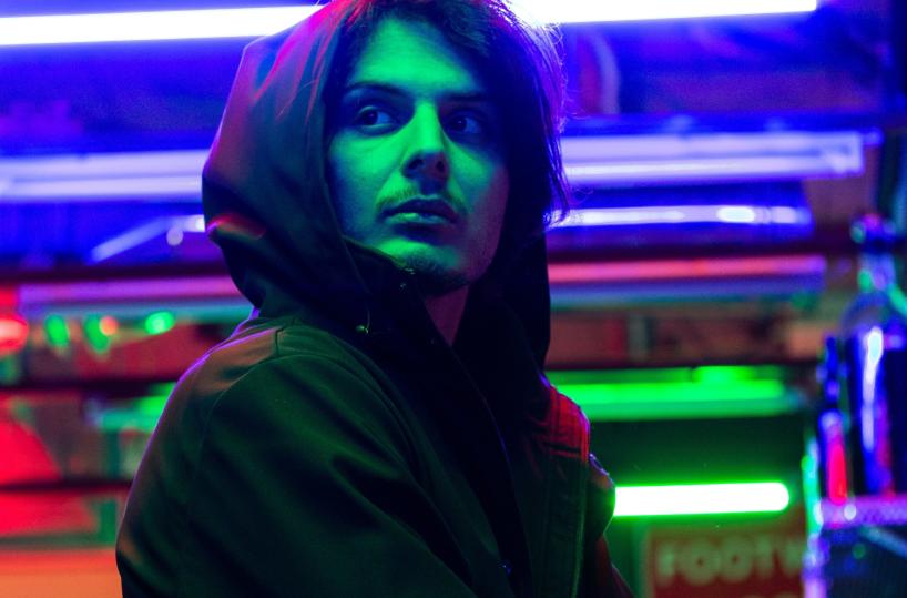 «Falso», il pugliese Al Verde torna con un racconto in musica tra verità e cinica ironia