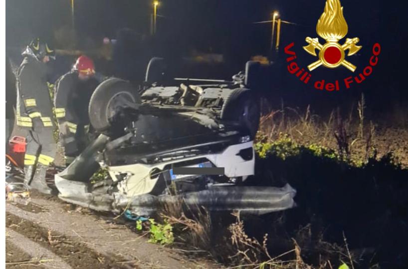 Taviano-Casarano, si ribalta con l'auto e resta incastrato: 23enne in ospedale 