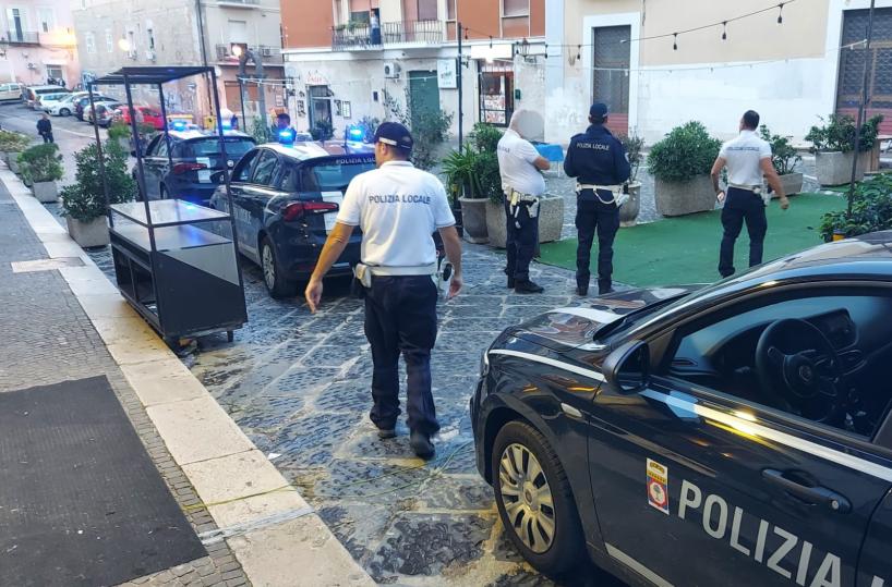 Foggia, in piazza tavolini e impianti abusivi: sanzioni per occupazione suolo pubblico