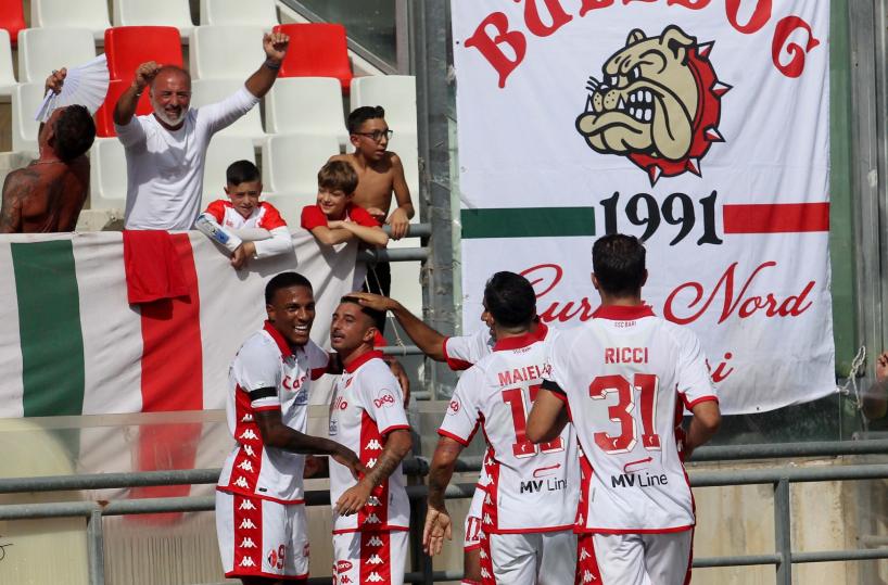 Bari, al San Nicola è trionfo: sei gol al Brescia e primo posto in classifica