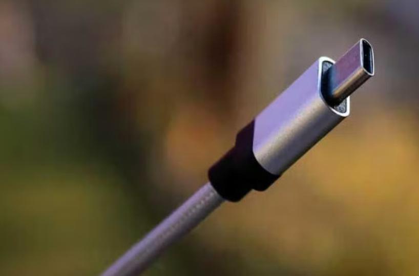 Il Parlamento Europeo approva il caricatore unico: dal 2024 tutti i dispositivi avranno porta di ricarica Usb-C