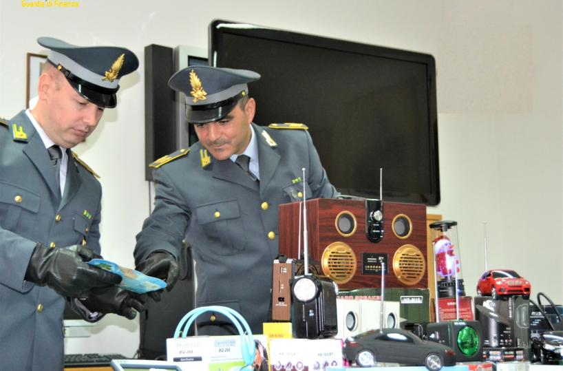 Taranto, scarpe e vestiti firmati contraffatti, oggetti pericolosi: GdF sequestra 17mila prodotti
