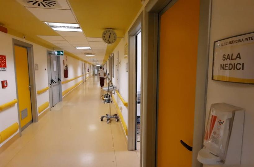 Bari, sovraffollamento al Di Venere pazienti «parcheggiati» nei corridoi