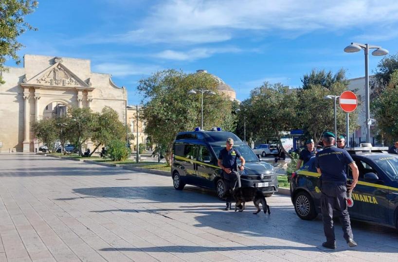 Lecce, campagna antidroga della Finanza: 70 sanzionati, sequestrato mezzo kg di sostanze