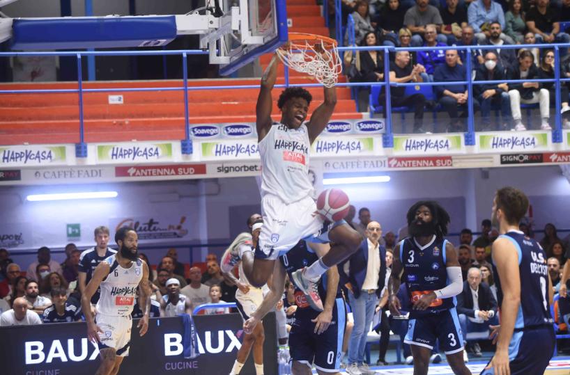 Basket, prima vittoria per l'Happy Casa Brindisi: battuto il Napoli