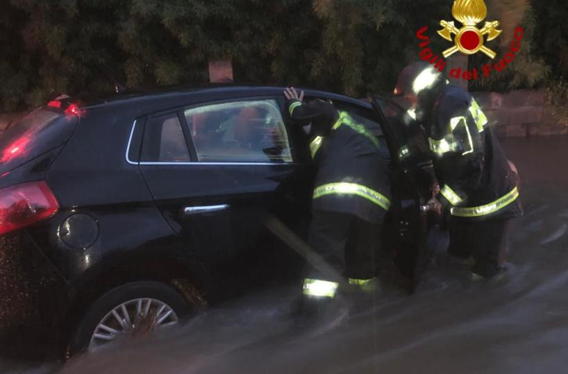 Brindisi, colpi di motosega nel bosco per domare un rogo infernale
