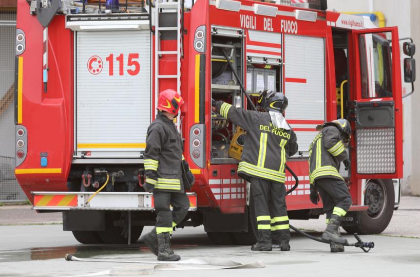 Taranto, escavatore trancia cavo energia elettrica: scoppi e fiammate, nessun ferito