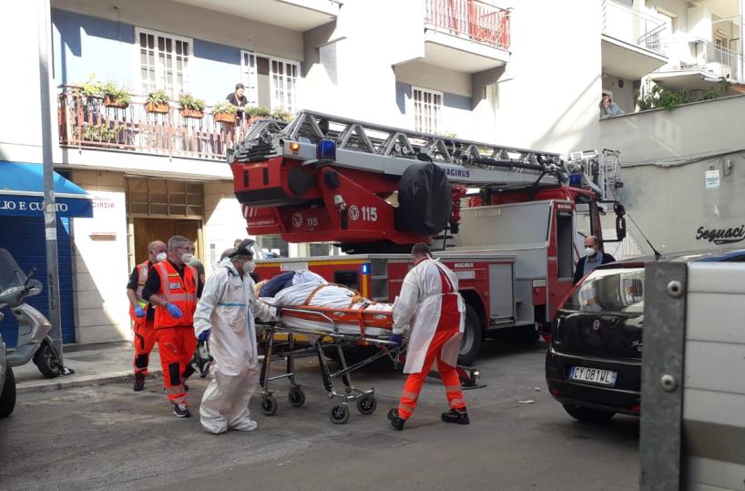 Bari, un uomo obeso si rompe la gamba in casa portato giù dal 7° piano con l’autoscala