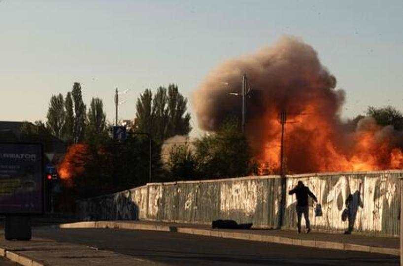 Droni kamikaze nel centro di Kiev: esplosioni e incendi, una donna morta e 3 feriti