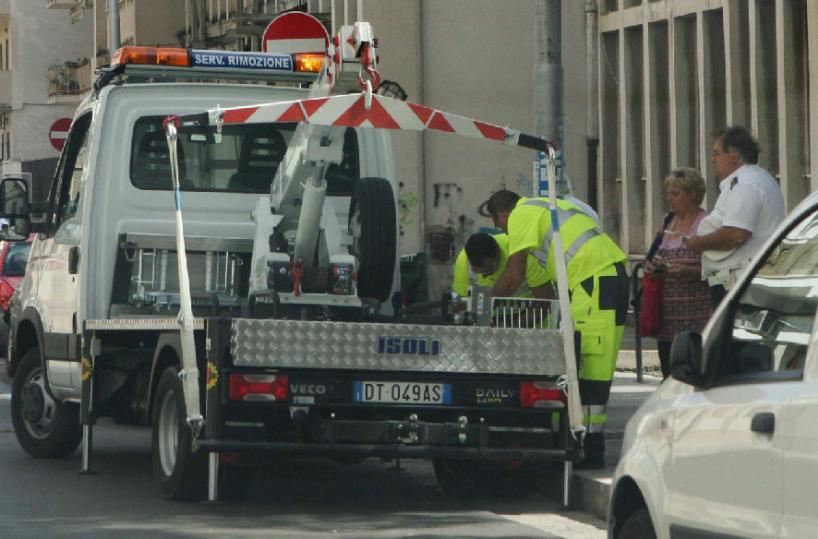 Brindisi, carro attrezzi