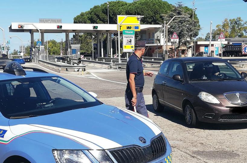 Furgone contromano in autostrada nella Bat: fermato dalla polizia stradale