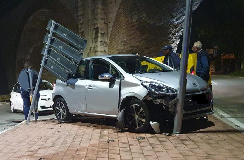Potenza, scontro tra due auto: una finisce contro il palo della luce