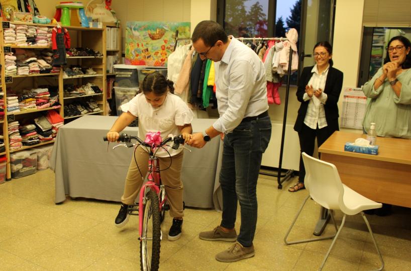 Bari, la Fondazione Giovanni Paolo II Onlus dona a una bambina una bici recuperata dai carabinieri