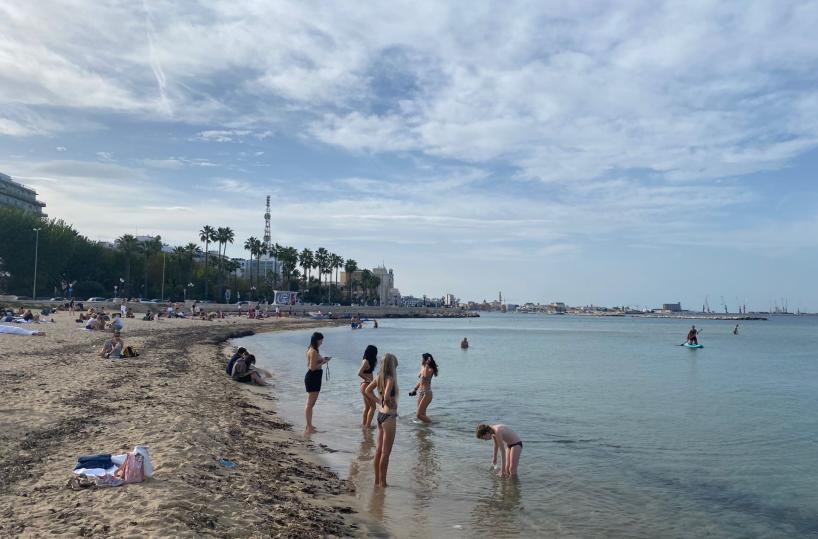 Bari, un piacevole autunno tiepido: a Pane e Pomodoro si fa il bagno