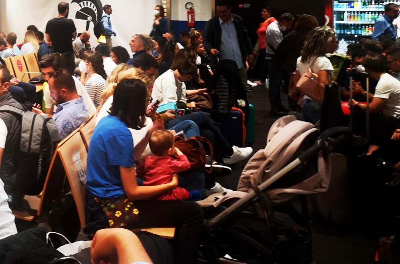 Guasto alla toilette, così il volo Ryanair Verona-Bari fa 7 ore di ritardo