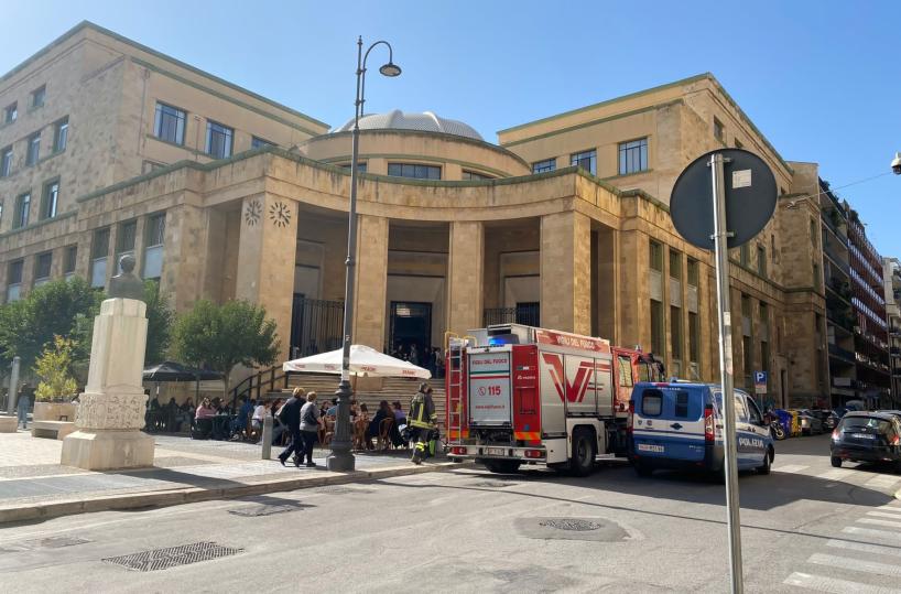 Bari, allarme bomba al Palazzo Ex Poste, è il secondo in poche settimane