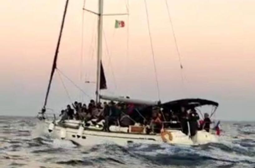 Migranti: oltre 100 bloccati su un veliero in avaria al largo di Leuca