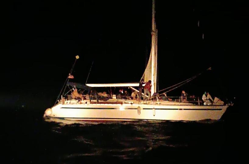 Leuca, individuato veliero con a bordo migranti: navigavano a luci spente