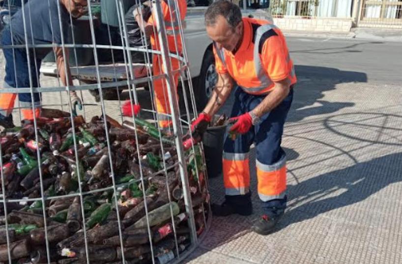 Porto Cesareo, i percettori di reddito di cittadinanza realizzano un albero di Natale con bottiglie gettate per strade