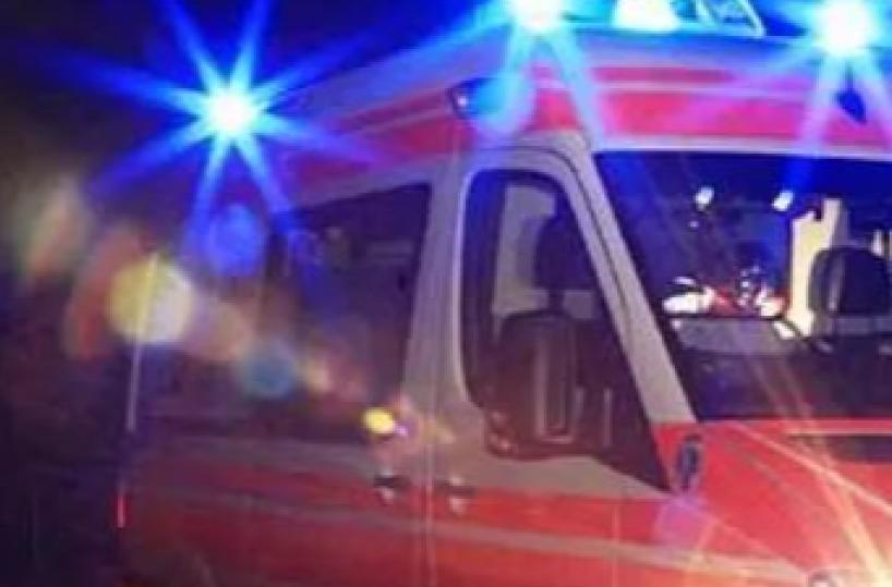 Montesano Salentino, ambulanza con anziana a bordo si scontra con auto e sfonda recinzione di una casa