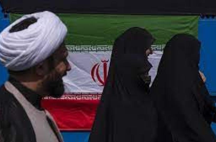 In Iran «volano» i turbanti degli ayatollah