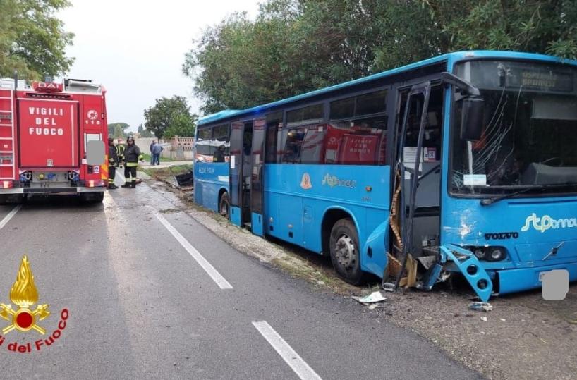 Auto contro bus che portava a scuola gli studenti: l'incidente tra San Pietro Vernotico e Brindisi