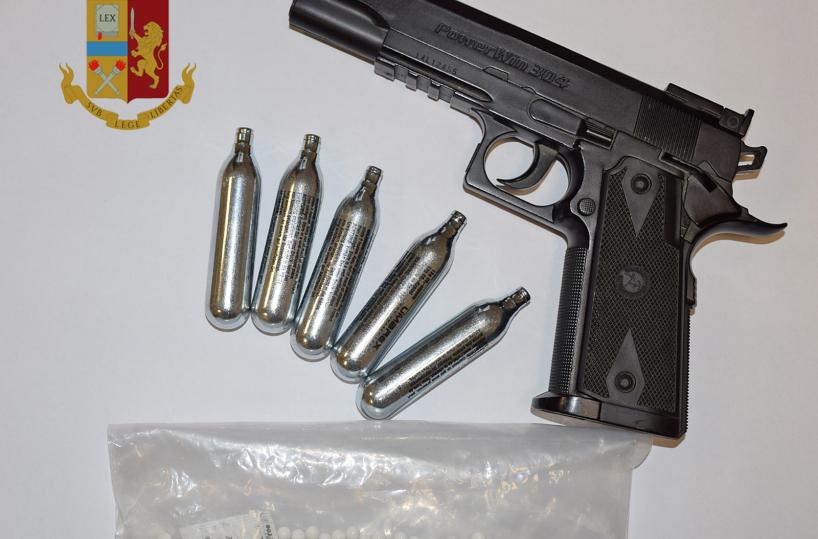Gallipoli,  a spasso di notte con la pistola modificata: denunciato 20enne