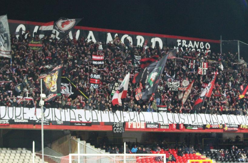 Lancio di petardi durante Foggia-Avellino: due arresti. Due pompieri finiti al Pronto Soccorso