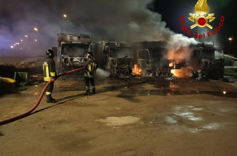Taviano, incendiati 5 auto compattatori: intervento dei vigili del fuoco