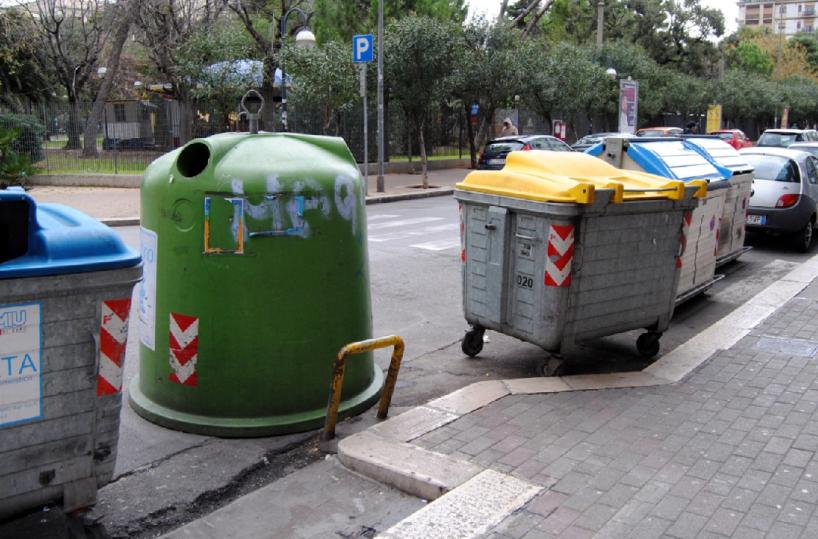Bari, i percettori del reddito di cittadinanza  controllano la raccolta differenziata