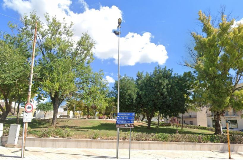 Casarano, aggredito dal branco nei giardini pubblici: finisce in ospedale