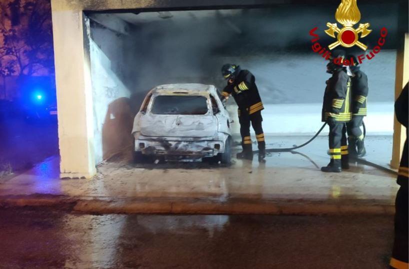Campi Salentina, l'auto va a fuoco sotto il porticato: palazzina evacuata