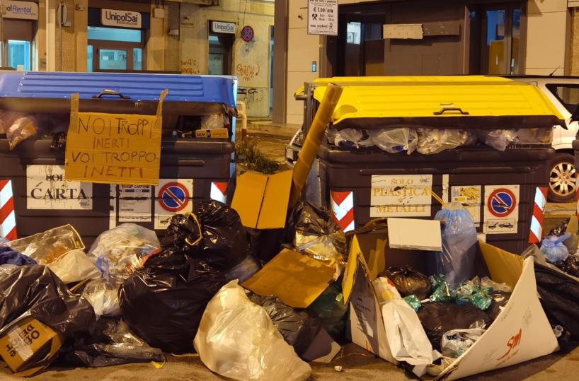 Foggia sommersa dai rifiuti: cartelli di protesta sui cassonetti 