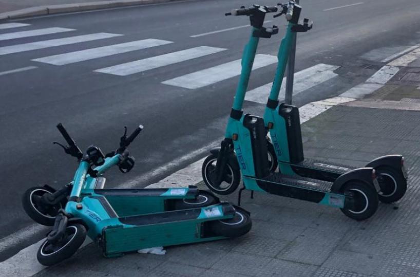 Bari, la sosta del monopattino è «selvaggia»: contromano, sul marciapiedi, parcheggiati a caso