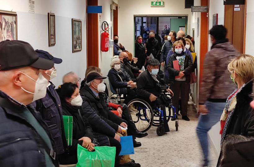Canosa, tutti insieme affollati nell’«Ufficio invalidi»