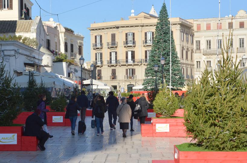 Bari, tra mercatini, alberi e luci si avvia la macchina del Natale