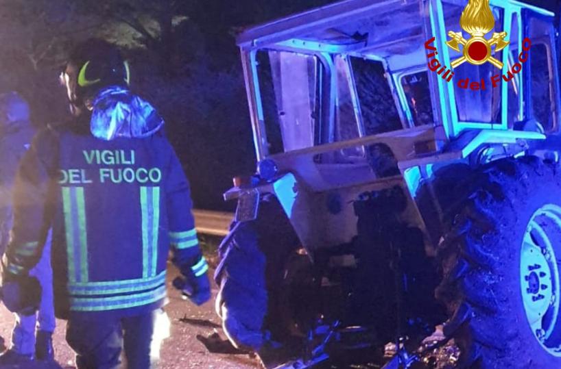 Salento, auto contro trattore: muore 48enne, gravi moglie e 2 figli