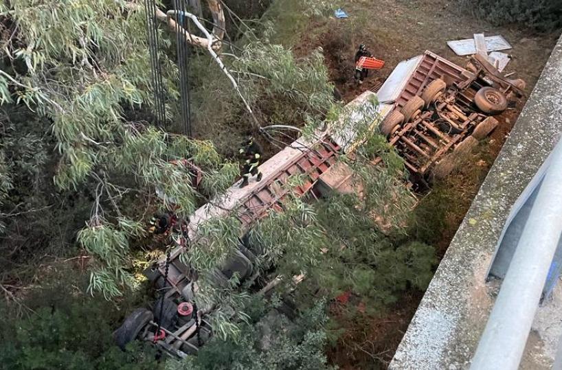 Il tir sfonda il guardrail e precipita nel viadotto: un morto a Matera
