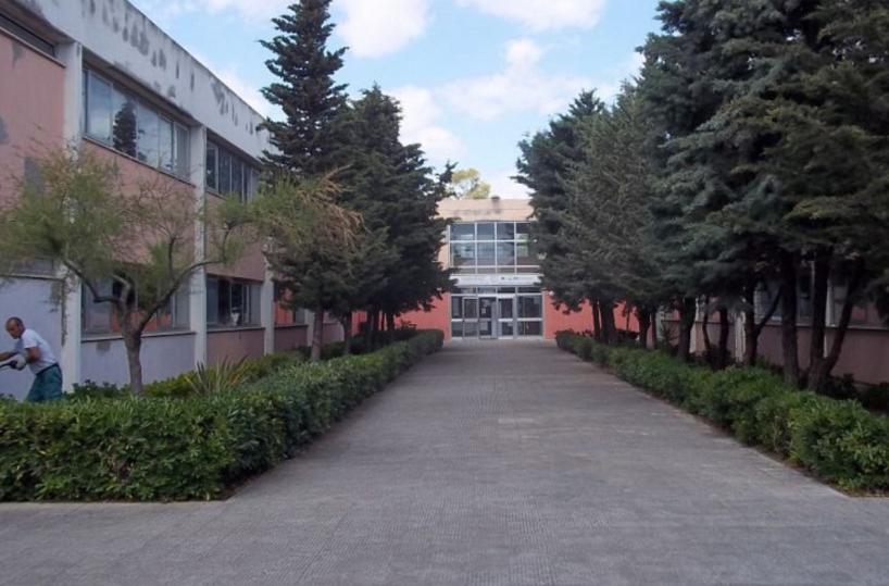 Bisceglie, cadono pezzi di intonaco da pareti liceo Da Vinci: scuola evacuata