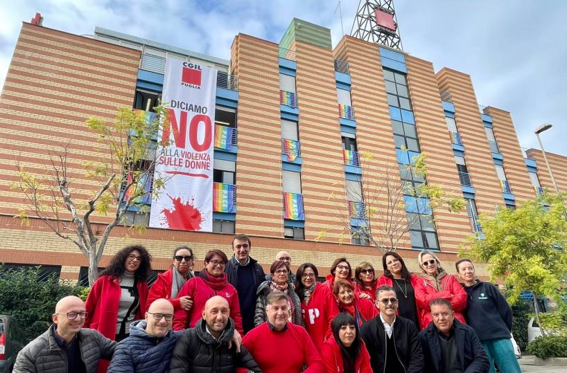 «No alla violenza sulle donne», lo striscione sulla sede Cgil Puglia