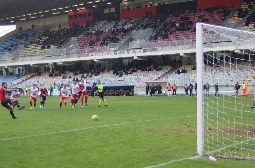 Calcio, Foggia torna al successo e il Taranto sfiora il colpo col Crotone